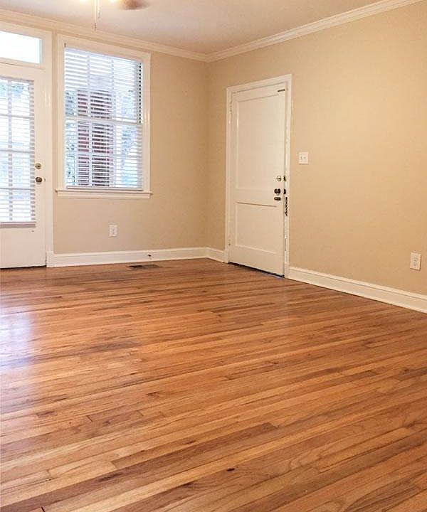 Spacious living room w/ceiling fan