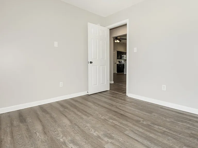 2948 Mount Pleasant Rd S — Photo 12