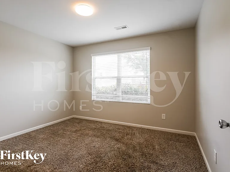 4631 Woodford Cir — Photo 13