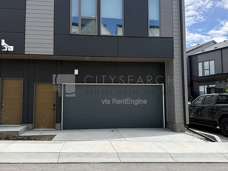 244 Sovereign Cres SW #1 — Photo 4