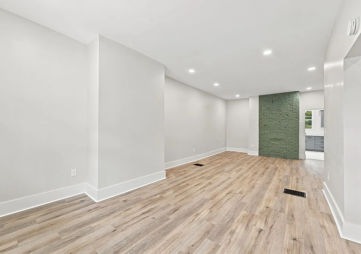 Gorgeous 4 bedroom 2 bath home in Garfield! Available now! — Photo 3