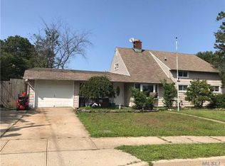 7 Teal Ln, Levittown, NY 11756