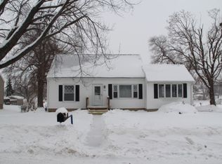 3111 Waveland Dr NW, Cedar Rapids, IA 52405