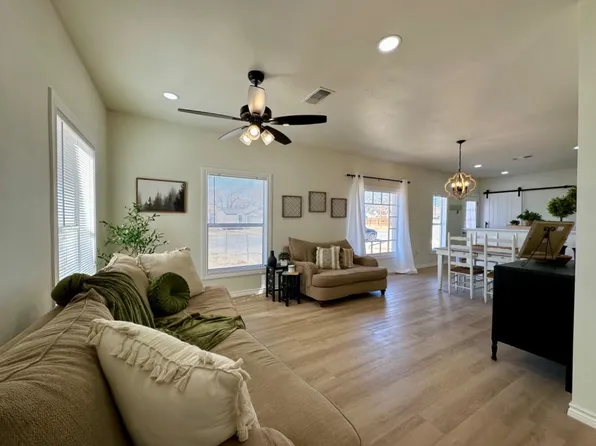 1011 10th St, Levelland, TX 79336