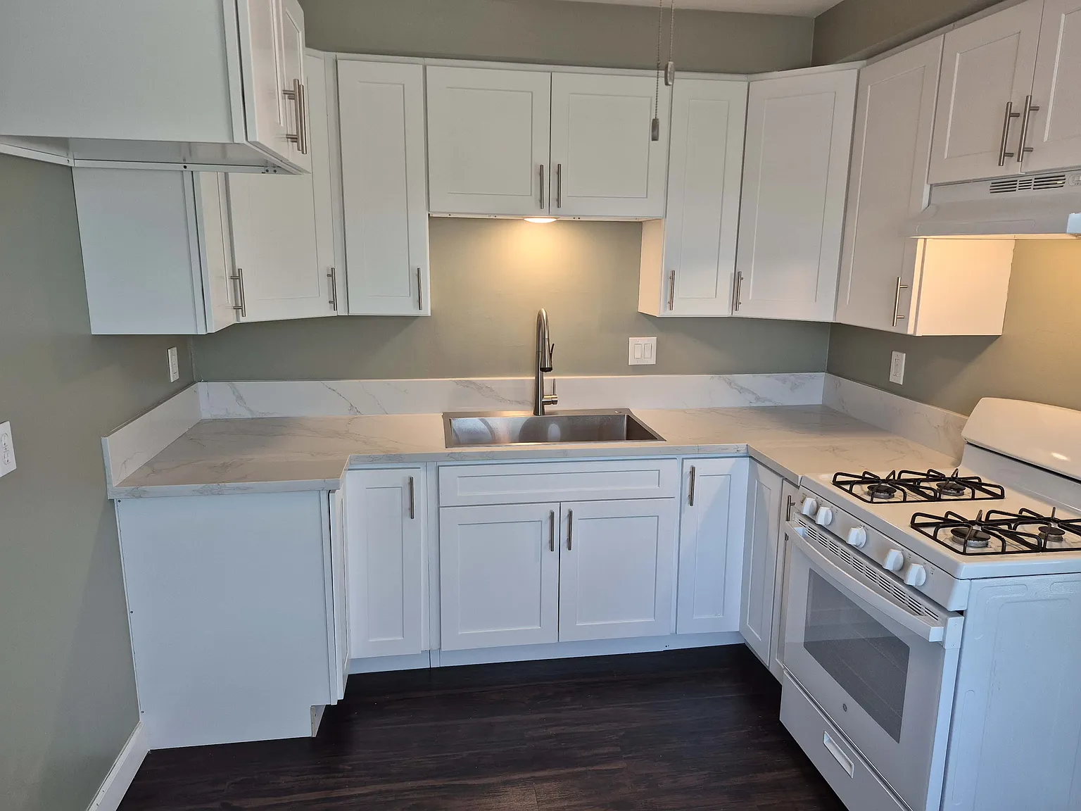2 bed, 900 sqft, $2,400 — Photo 3