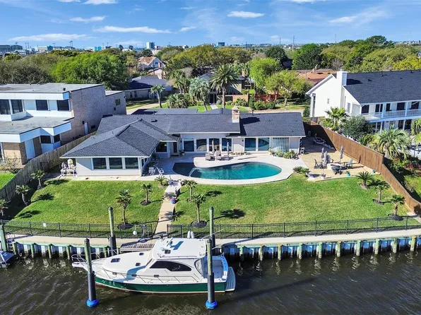 2882 Dominique Dr, Galveston, TX 77551