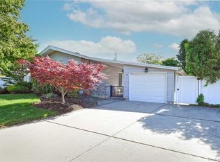 18 Shelter Hill Rd, Plainview, NY 11803