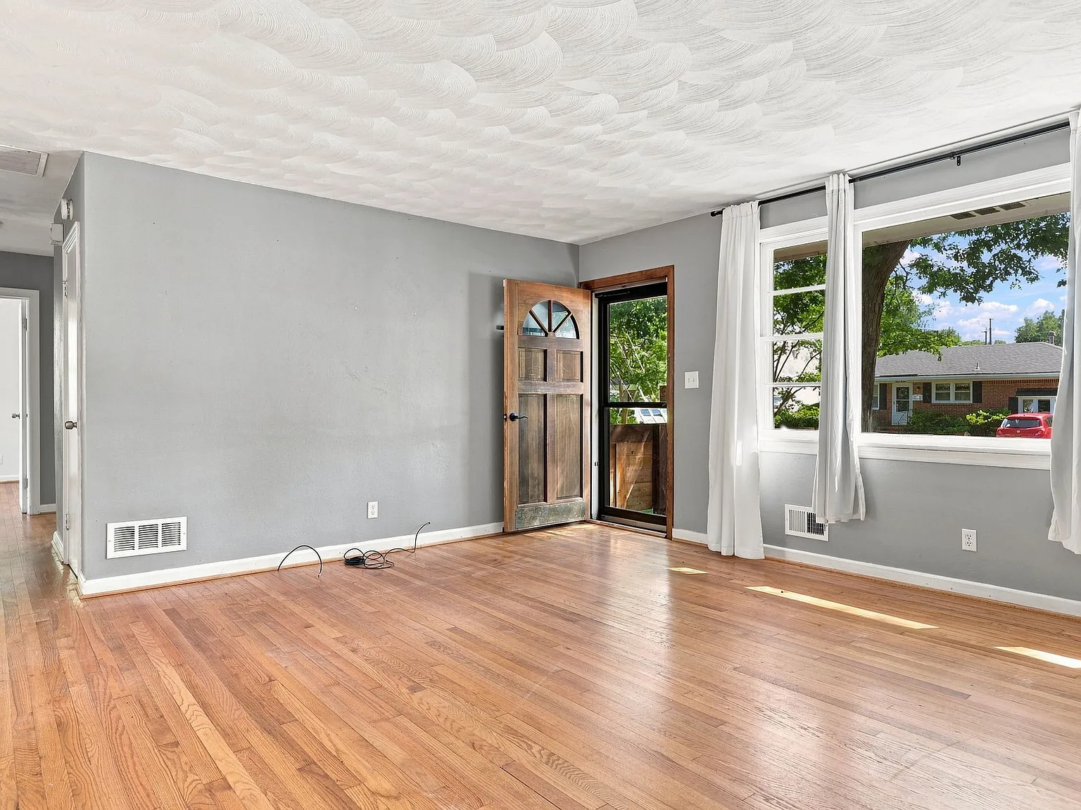 1208 Pineview Avenue - 1 — Photo 2