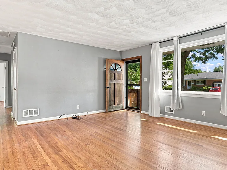 1208 Pineview Ave — Photo 2