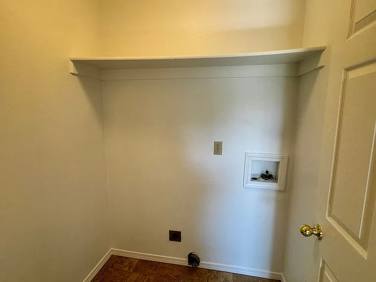 2429 E Monument St — Photo 18