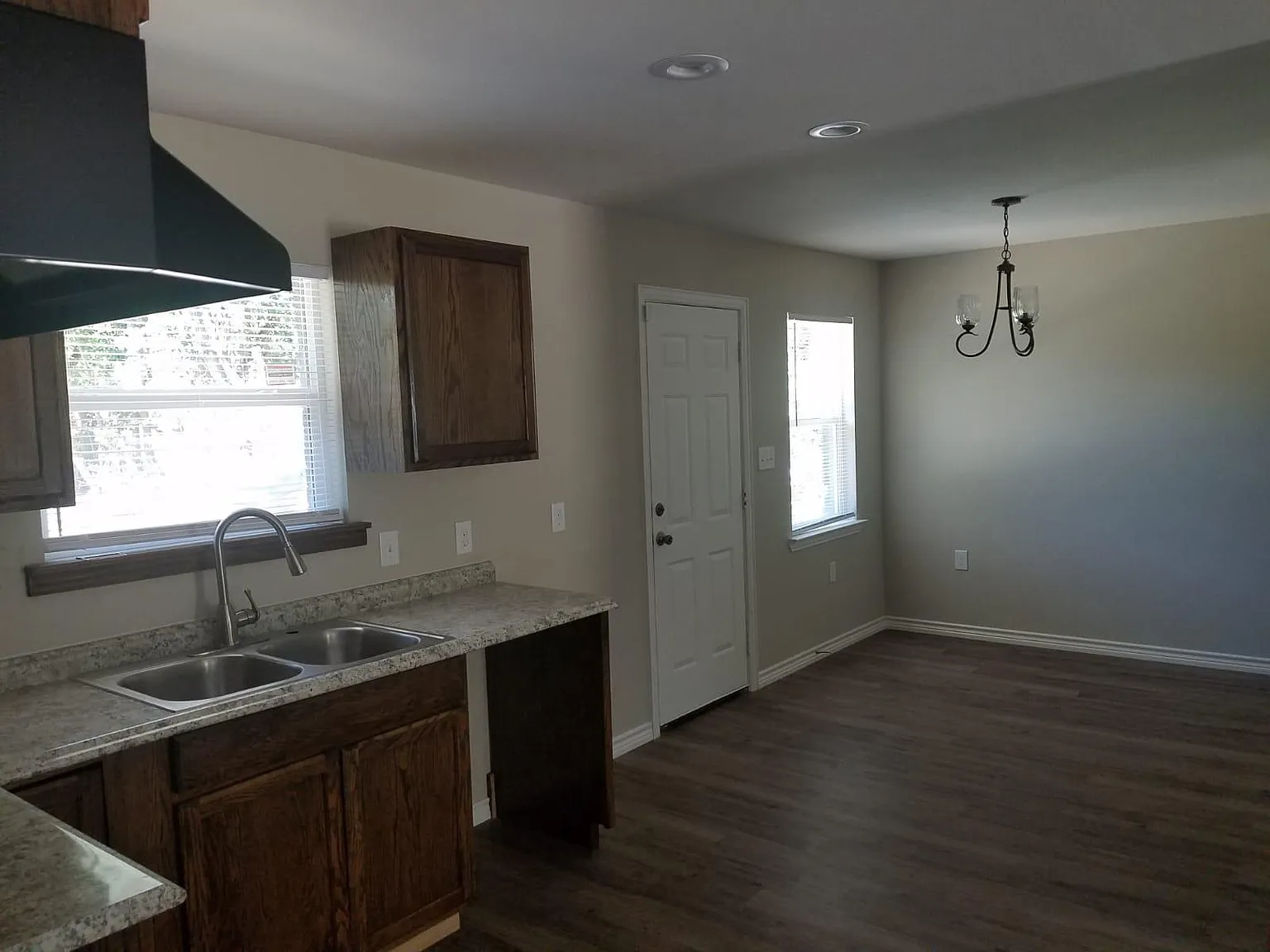 4 bed, 1230 sqft, $1,800 — Photo 4