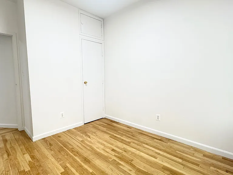 325 E 21st St #5 — Photo 8