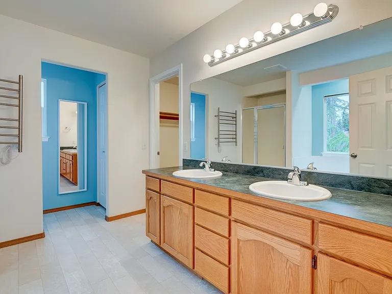 536 SW Regency Dr — Photo 21
