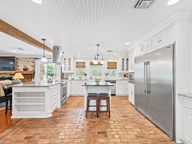 1026 S Morgan Ave — Photo 4