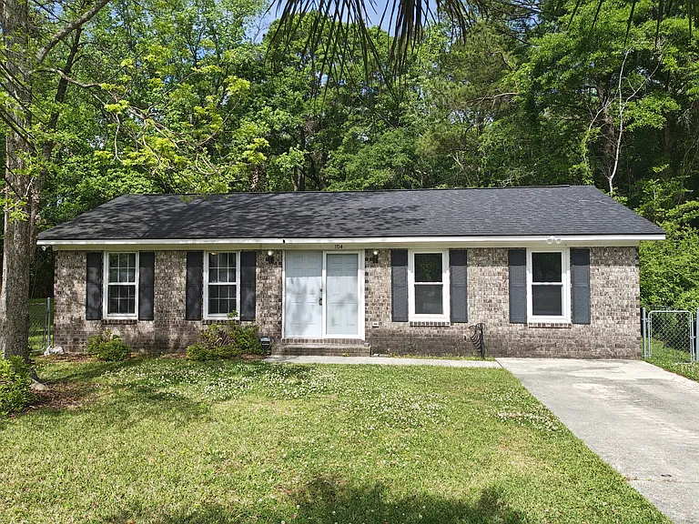 104 Cherry Pl — Photo 1