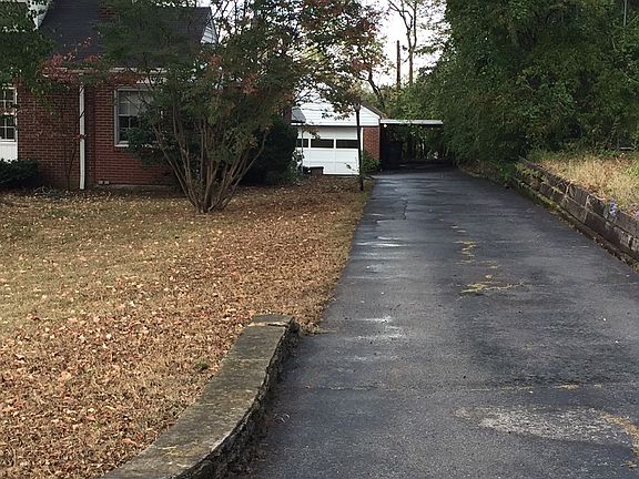 Long driveway - room for guests!