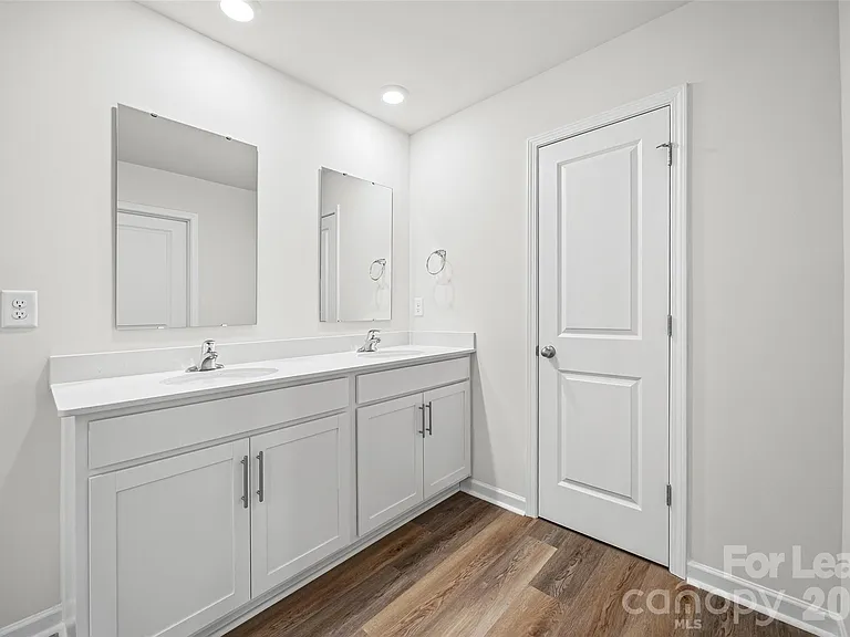 1010 Two Brothers Ln — Photo 18