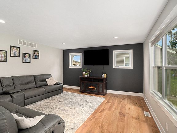 5th image of 11852 Hickoryrow Dr