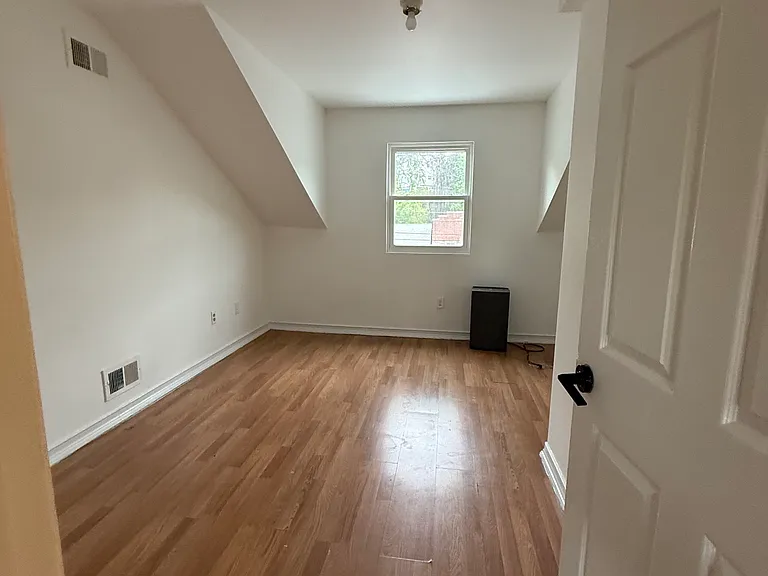 279 York Ave — Photo 6
