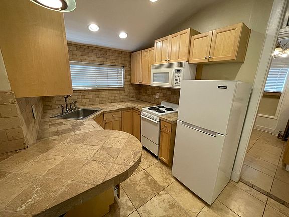 4th image of 140 E 2nd Ave #6