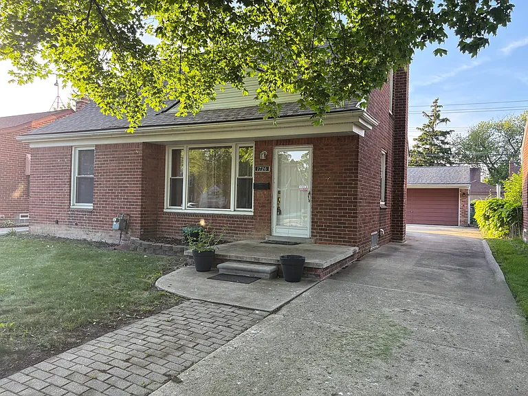 1726 Moran Ave — Photo 1