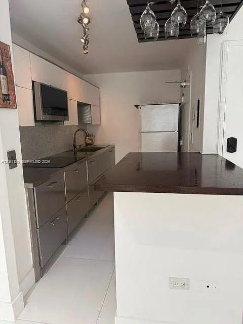 Oceanside Plaza Condo — Photo 2