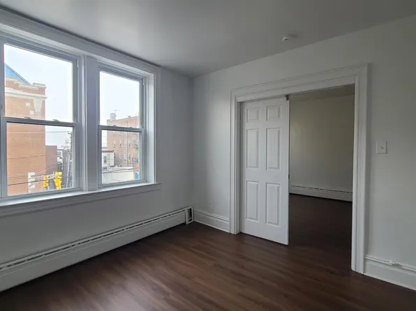 297 Griffith Street image 11 of 13