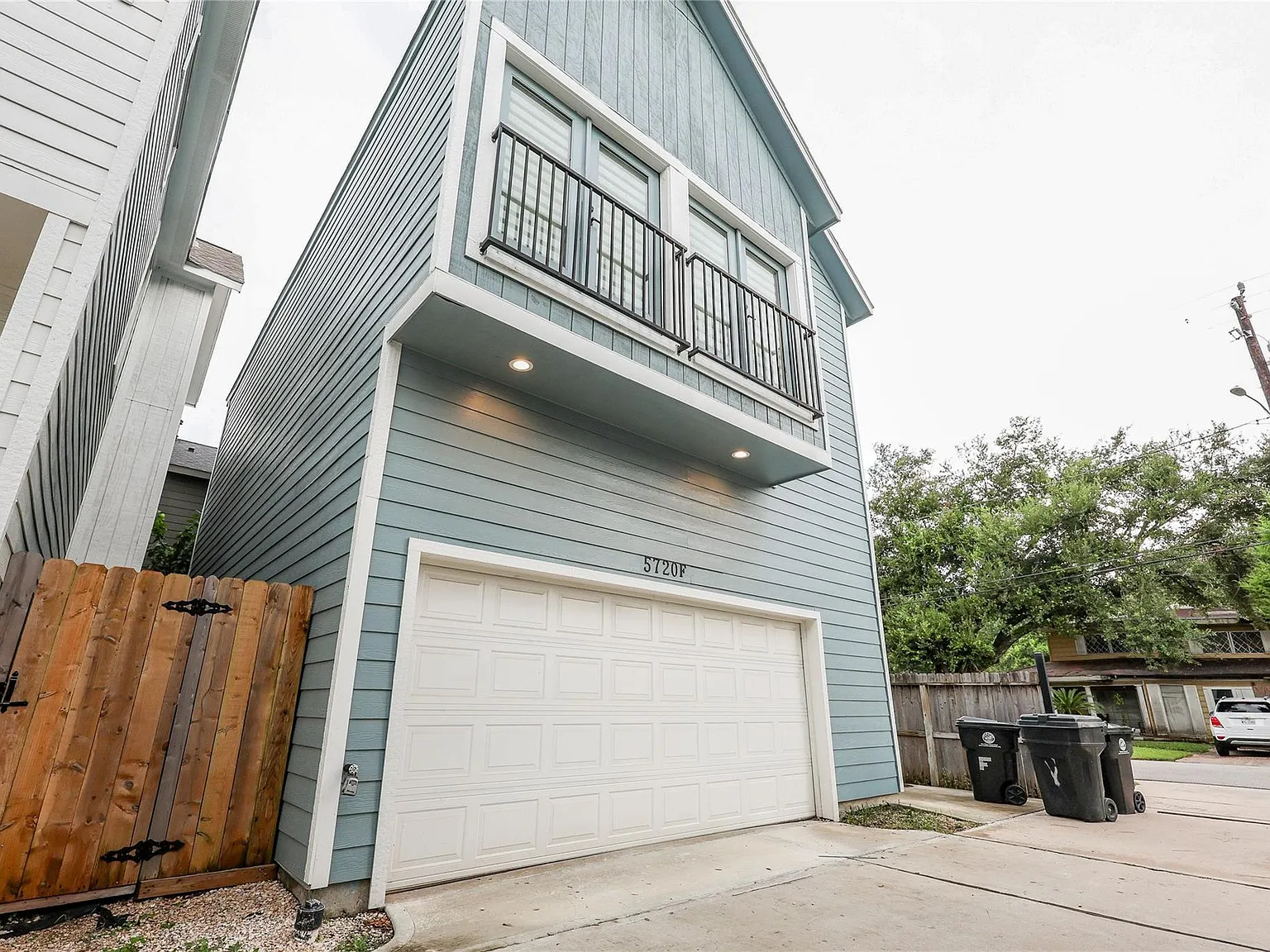 3 bed, 2.5 bath, 1369 sqft, $2,100 — Photo 3