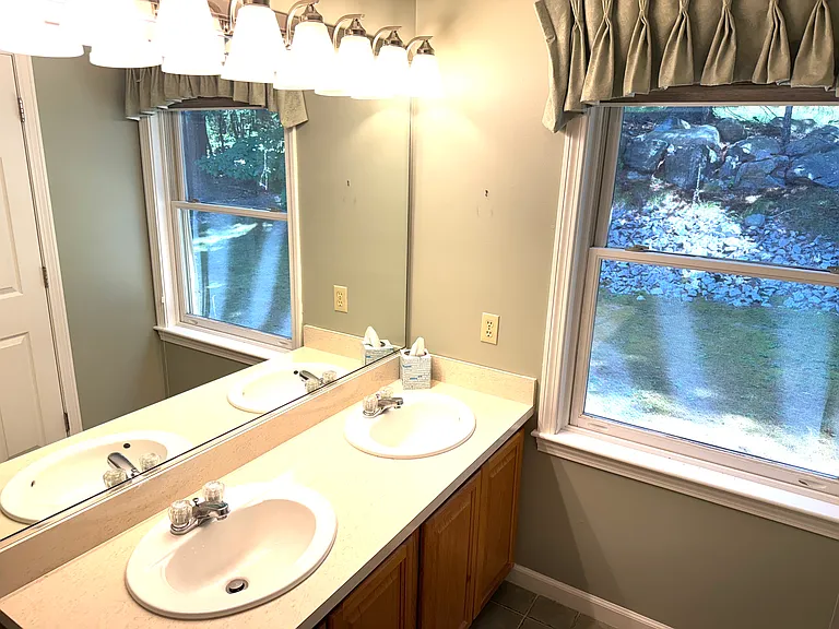 En-Suite BA1 w/ Double Sinks