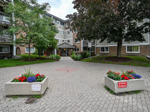 250 Brittany Dr #412, Ottawa, ON K1K 4M1