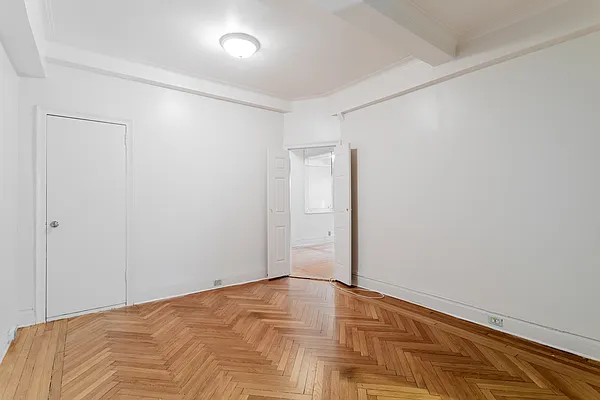 Rented by Coldwell Banker Warburg | media 9