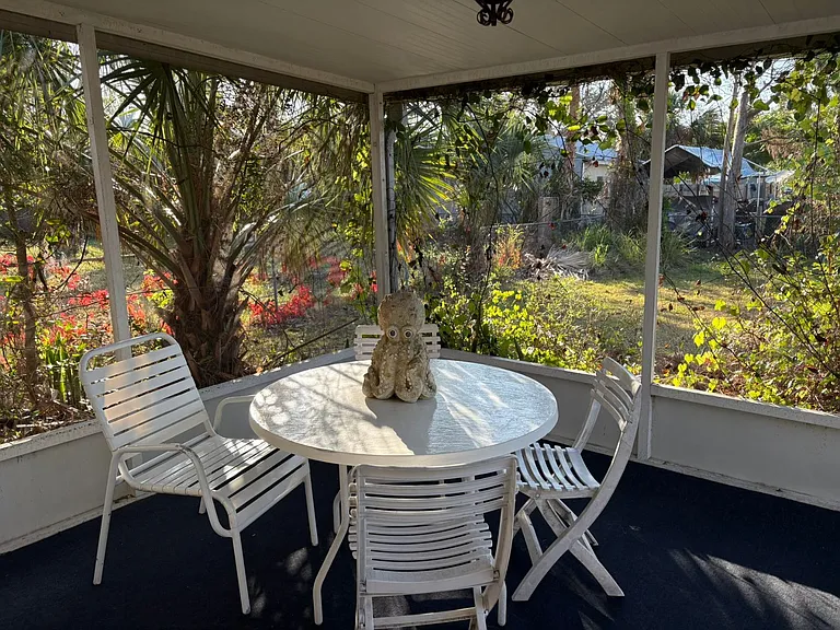 327 E Green St — Photo 12