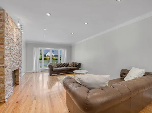 219-44 Peck Avenue image 4 of 32