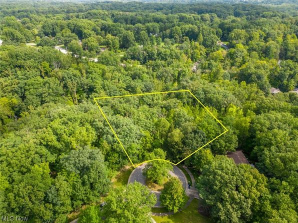10585 Whitewood Rd, Brecksville, OH 44141