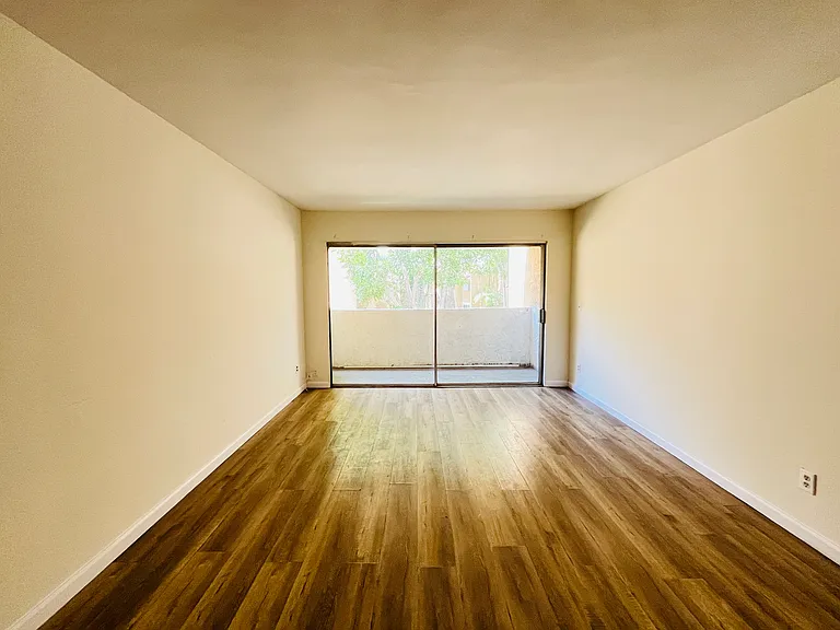 1001 W Macarthur Blvd #110 — Photo 21