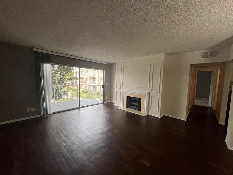 Versailles on the Lake Apartments — Photo 145