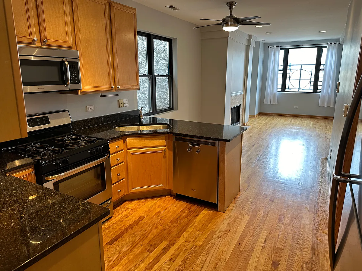 Building Photo - 3244 N Sheffield Ave #3
