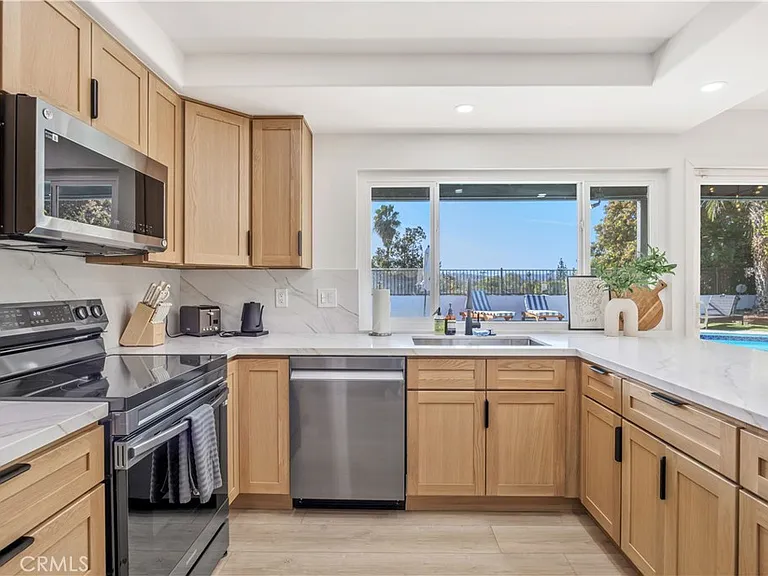 25266 Pacifica Ave — Photo 10