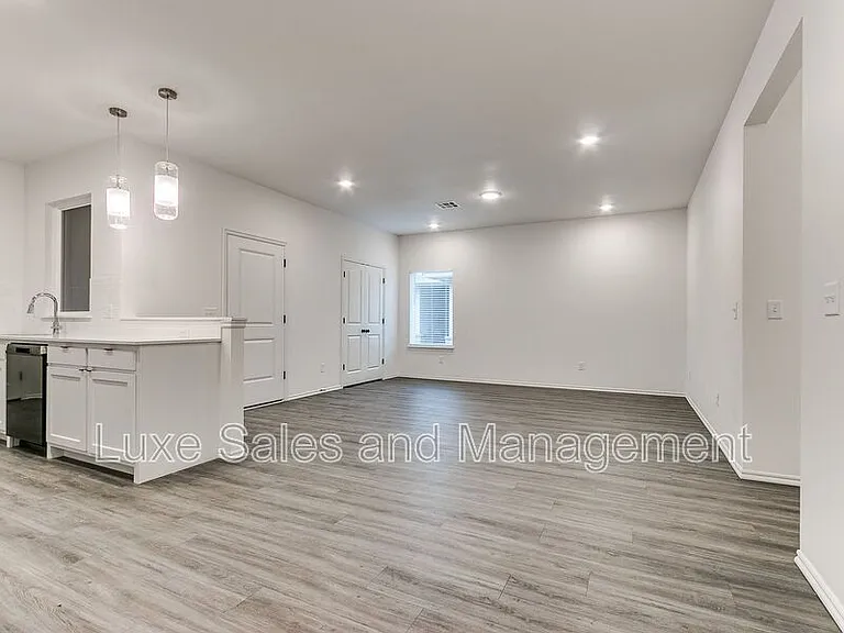 8024 NW 110th Dr — Photo 7