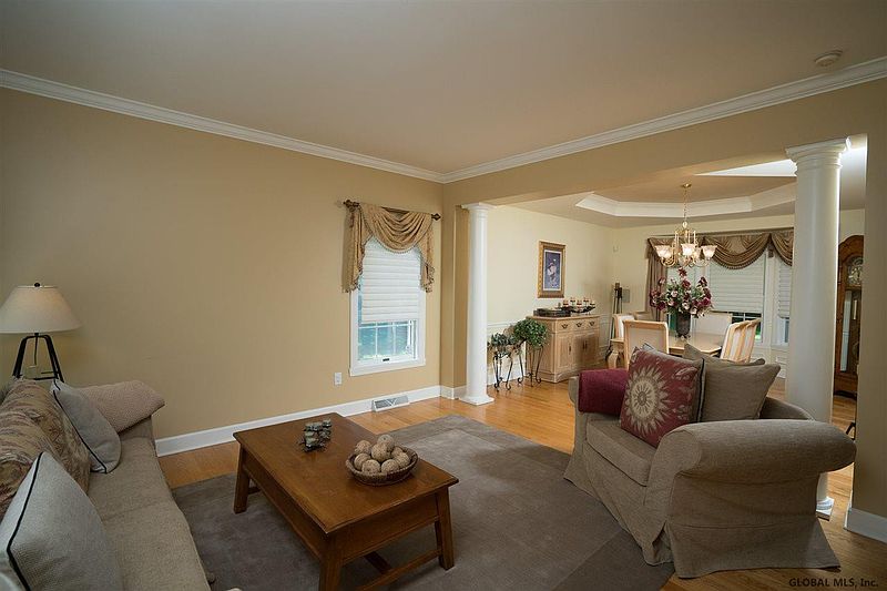 4th image of 423 RIDGEHILL Road