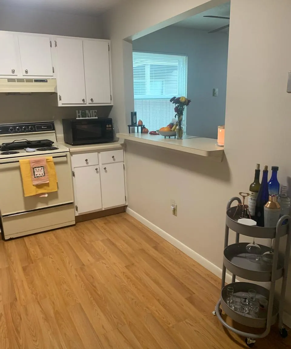 1 bed, 1.5 bath, 850 sqft, $875 — Photo 2