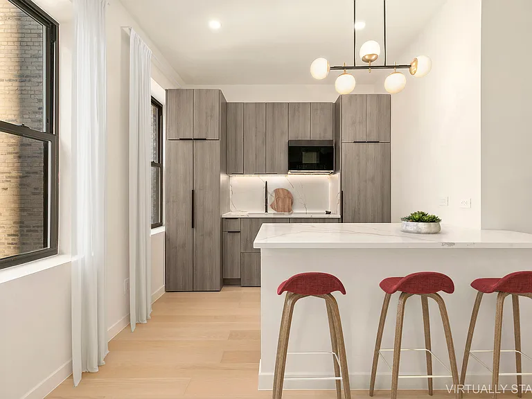 230 W 72nd St #PENTHOUSE — Photo 1