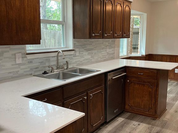 2nd image of 3204 Yellowstone Dr