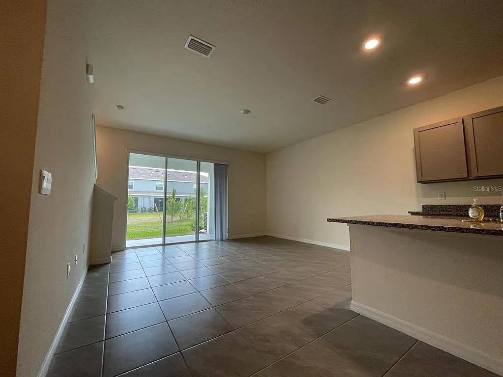 3 bed, 2.5 bath, 1673 sqft, $2,050 — Photo 4