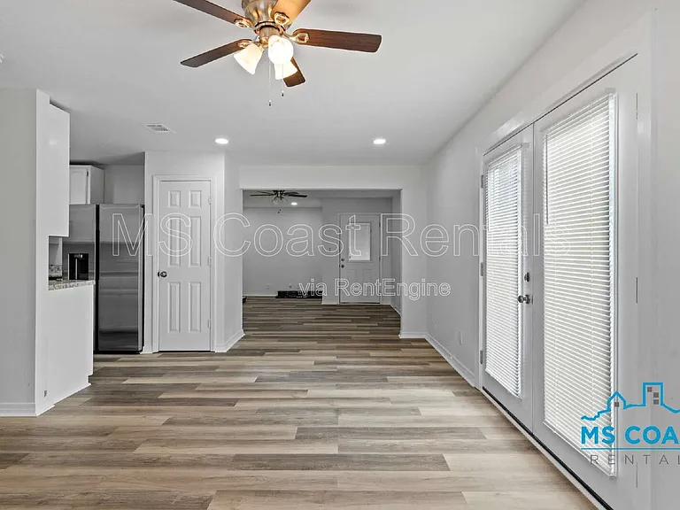 340 Hiller Dr — Photo 3