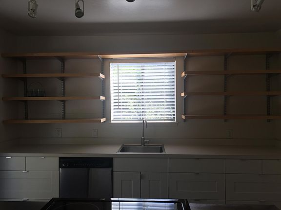 5th image of 586 Curtin Ln