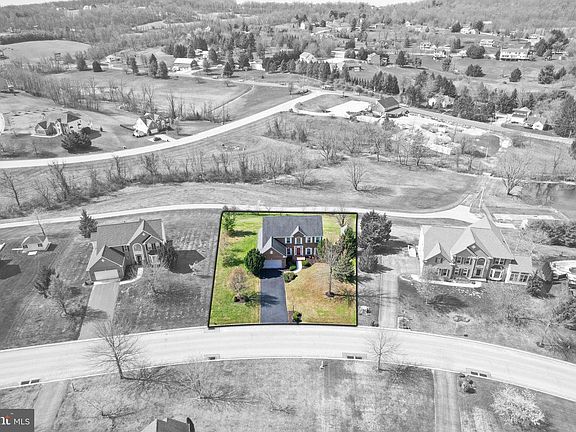 3rd image of 28 Fawn Hill Rd
