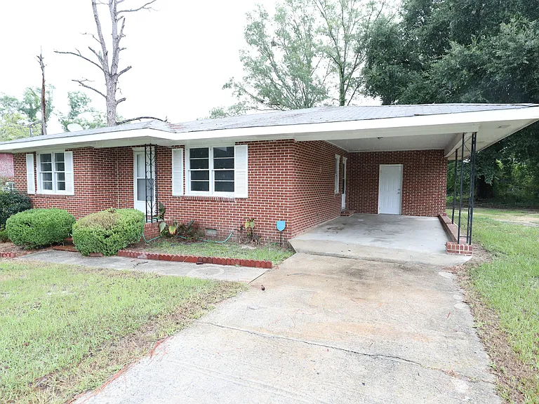 810 King Circle Dr — Photo 2