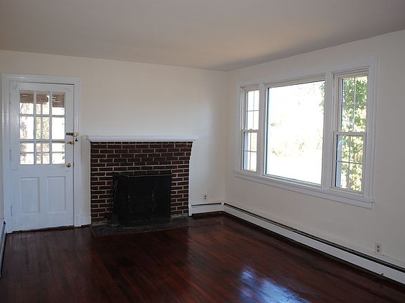 Living room w/Fireplace