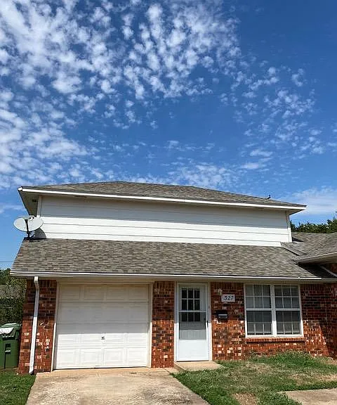 327 W Vandament Ave — Photo 1